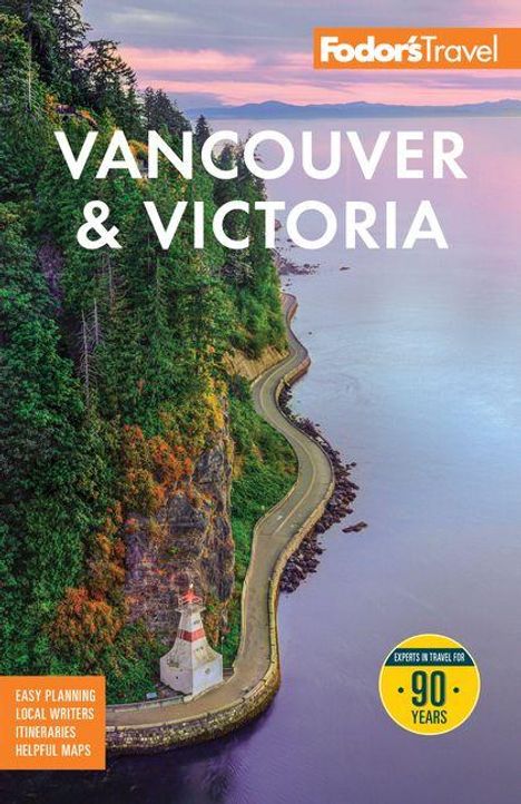"VANCOUVER & VICTORIA", Waldküste mit einer kurvigen Straße, einem Leuchtturm und einem ruhigen Meer bei Sonnenuntergang.