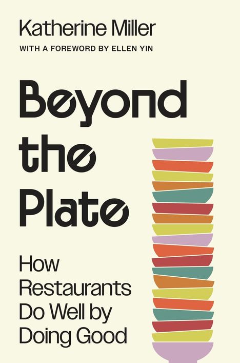 "Katherine Miller. Beyond the Plate: How Restaurants Do Well by Doing Good" mit buntem Stapel von Schüsseln.