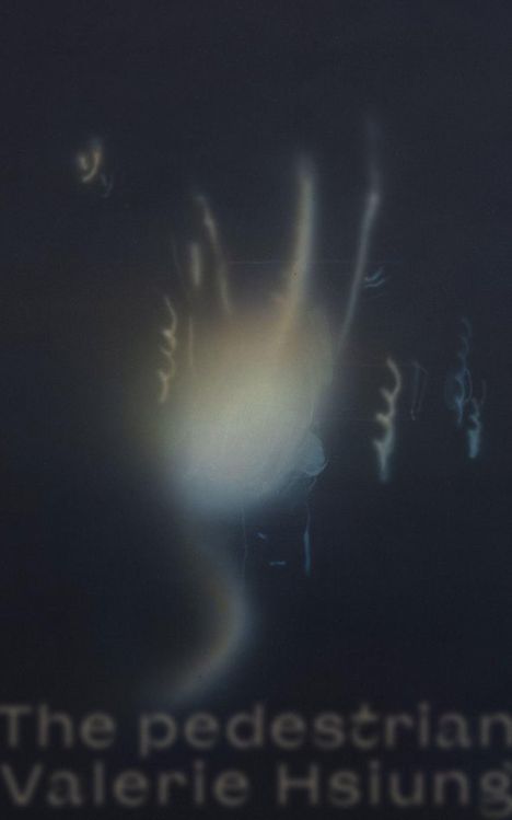 Text: "The pedestrian Valerie Hsiung". Im Hintergrund verschwommene, leuchtende Formen vor dunklem Hintergrund.