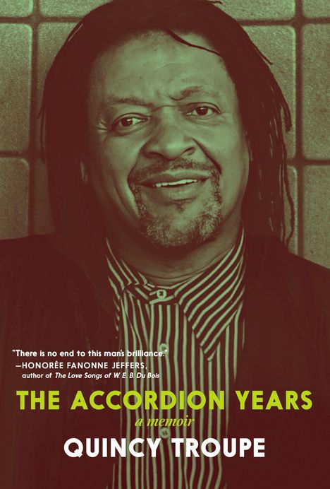 "THE ACCORDION YEARS: a memoir. QUINCY TROUPE." Ein Mann mit Dreadlocks lächelt vor einem gekachelten Hintergrund.