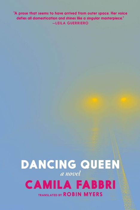 "Dancing Queen", ein Roman von Camila Fabbri, übersetzt von Robin Myers. Heller Nebel mit zwei gelben Lichtern im Hintergrund.
