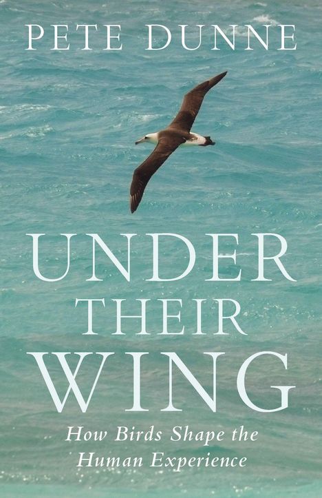 Text: "Pete Dunne: Under Their Wing. How Birds Shape the Human Experience." Ein Vogel fliegt über das Meer.