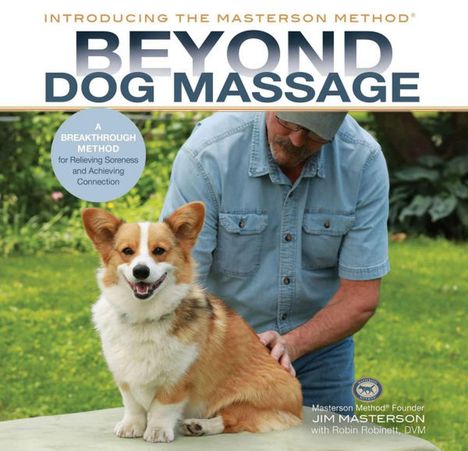 „INTRODUCING THE MASTERSON METHOD® BEYOND DOG MASSAGE“. Ein Mann massiert einen glücklichen Hund im Freien.