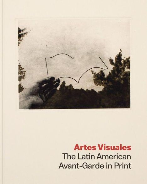 Texte: "Artes Visuales", "The Latin American Avant-Garde in Print". 

Schwarz-weißes Foto einer Hand mit Drahtform vor Bäumen.