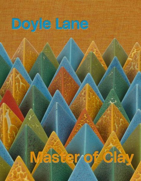Text: "Doyle Lane" oben, "Master of Clay" unten. Bunte, dreieckige Keramikformen in Reihen vor einem orangefarbenen Hintergrund.