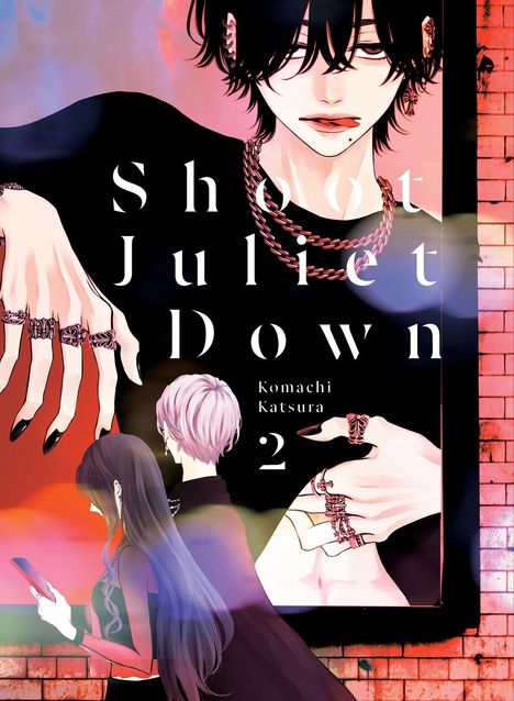 „Shoot Juliet Down“, Komachi Katsura, zwei Personen neben einer Wand mit einem großen Porträt eines Mannes.