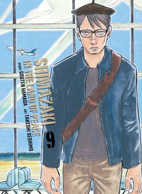 "Shinazaki in the Land of Peace" steht im Vordergrund. Ein Mann mit Brille und Mütze sitzt in einem Flughafen.