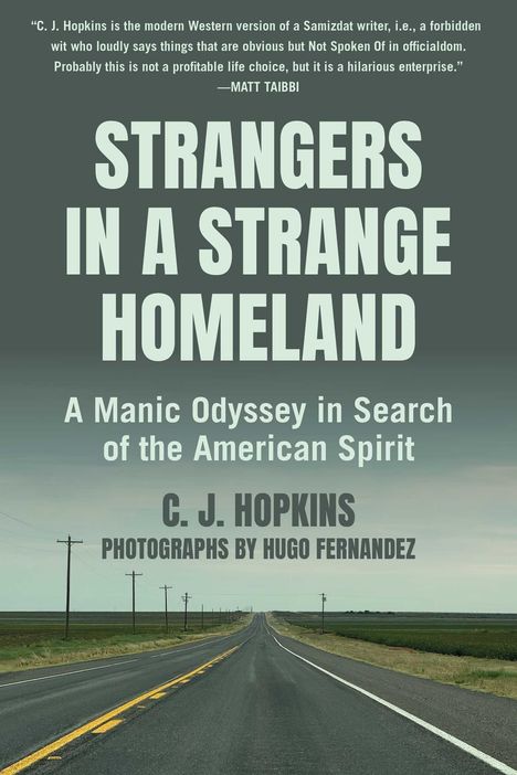 "STRANGERS IN A STRANGE HOMELAND" in großen Buchstaben. Darunter eine gerade Landstraße, die in der Ferne verschwindet.