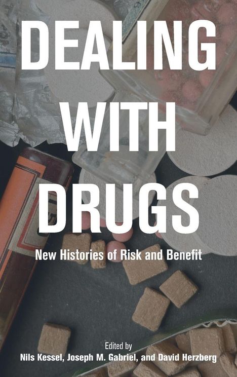 Titel: "Dealing With Drugs: New Histories of Risk and Benefit", bearbeitet von Nils Kessel, Joseph M. Gabriel, David Herzberg. Hintergrund zeigt diverse Medikamente.