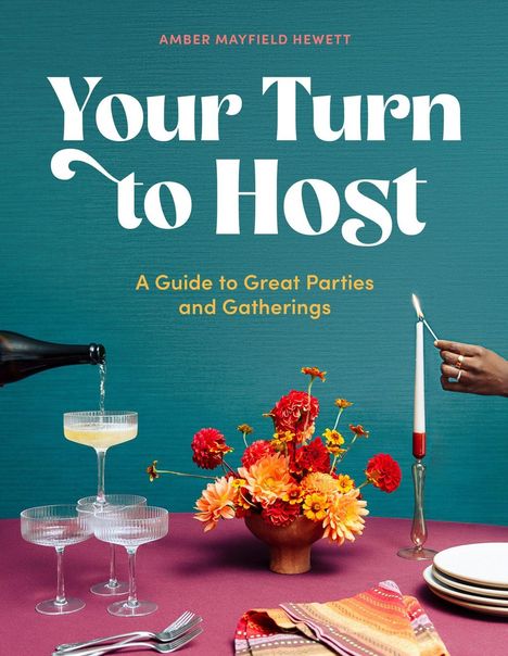„Your Turn to Host: A Guide to Great Parties and Gatherings“. Ein Tisch mit Blumen, Gläsern, Besteck und Kerze in leuchtenden Farben.