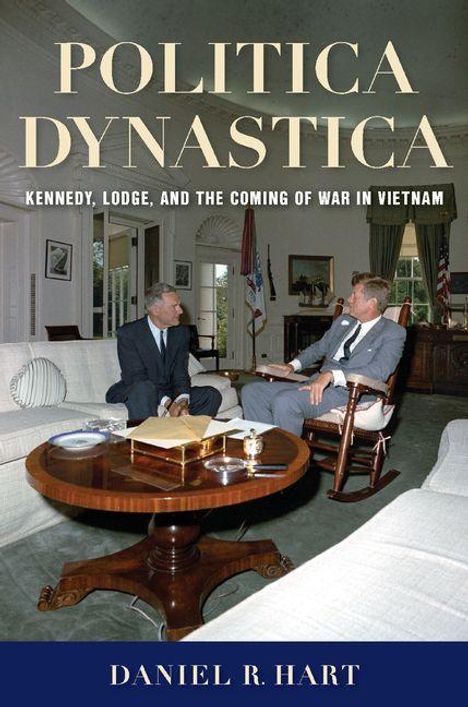 „POLITICA DYNASTICA: KENNEDY, LODGE, AND THE COMING OF WAR IN VIETNAM“ von DANIEL R. HART. Zwei Männer in Anzügen sitzen in einem eleganten Raum.