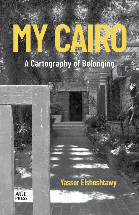 "MY CAIRO: A Cartography of Belonging" von Yasser Elsheshtawy. Schwarz-Weiß-Foto eines bewachsenen Eingangs.