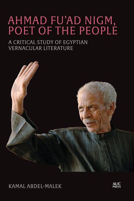 "Ahmad Fu'ad Nigm, Poet of the People" oben, Bild eines älteren Mannes in traditioneller Kleidung, Hand erhoben.