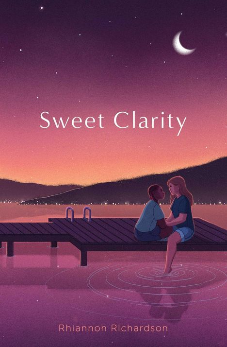 Text: "Sweet Clarity" und "Rhiannon Richardson". Zwei Personen sitzen auf einem Steg am Wasser unter einem sternenklaren Himmel.