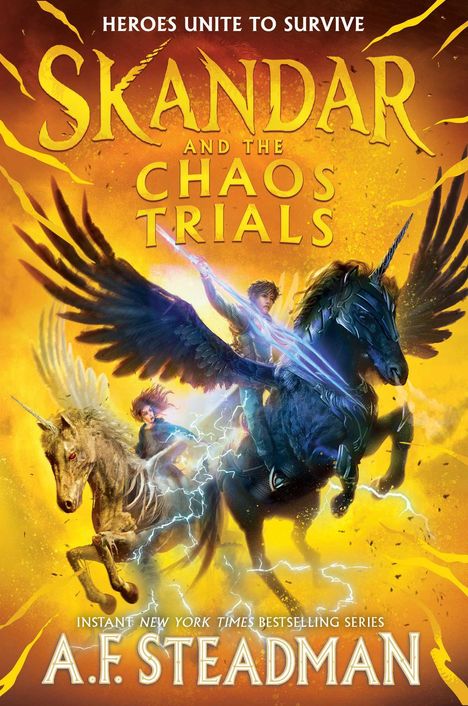 "SKANDAR AND THE CHAOS TRIALS" steht über einem jungen Reiter auf einem geflügelten, gepanzerten Einhorn, umgeben von Blitzen.