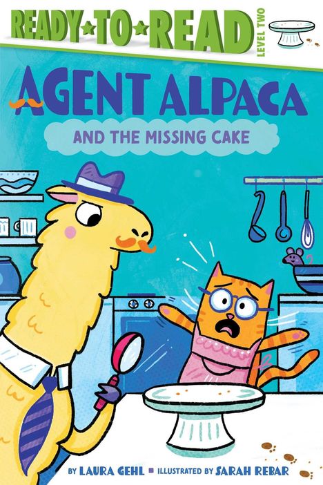 "Agent Alpaca and the Missing Cake" in großer Schrift. Illustration: Ein Alpaka mit Lupe und Katze, überrascht in einer Küche.