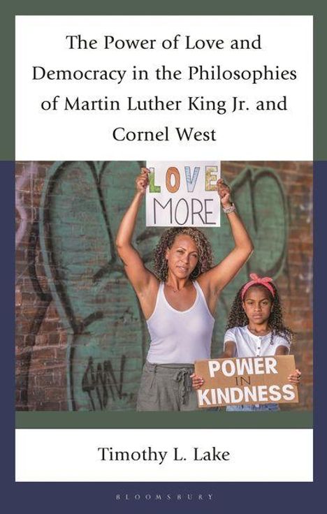 Buchtitel: The Power of Love and Democracy. Zwei Personen mit Schildern: "LOVE MORE" und "POWER IN KINDNESS".