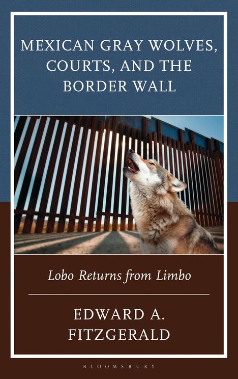 „Mexican Gray Wolves, Courts, and the Border Wall.“ Ein heulender Wolf vor einer Metall-Barriere.