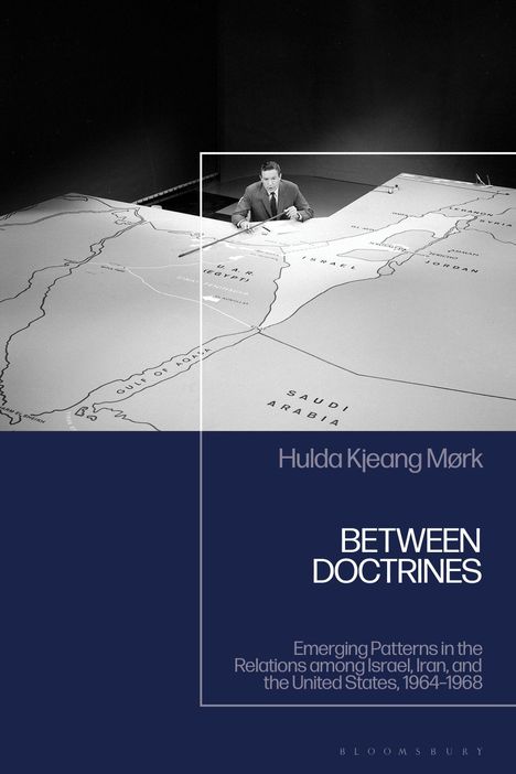 Oben ein großer Tisch mit Karte von Nahost-Ländern; unten Text: "Hulda Kjeang Mørk, BETWEEN DOCTRINES" und Untertitel.