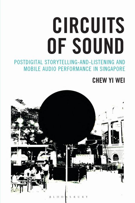 "CIRCUITS OF SOUND", Postdigital Storytelling in Singapur. Schwarz-weiße Szene mit Menschen und Gebäuden im Hintergrund.