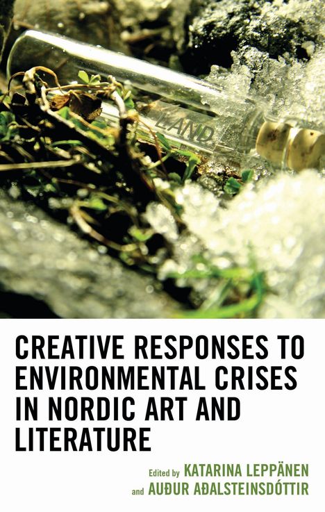 „Creative Responses to Environmental Crises in Nordic Art and Literature“, herausgegeben von Katarina Leppänen und Auður Aðalsteinsdóttir. Darauf liegt eine Glasflasche in Pflanzen und Erde.