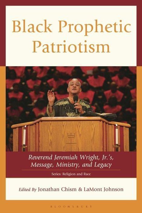 "Black Prophetic Patriotism." Reverend Jeremiah Wright, Jr.'s Message. Ein Mann spricht an einem Pult vor einer Menge.