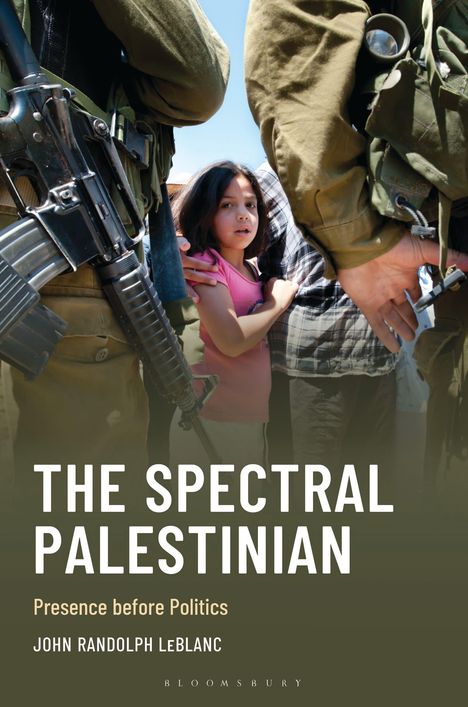 "The Spectral Palestinian", "Presence before Politics", John Randolph LeBlanc. Ein Kind steht zwischen bewaffneten Soldaten.