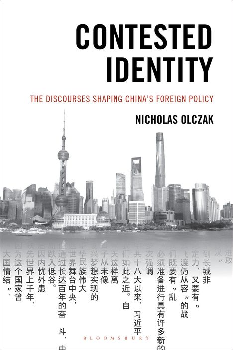 "CONTESTED IDENTITY" in großen Buchstaben, darunter "THE DISCOURSES SHAPING CHINA’S FOREIGN POLICY", gefolgt von "NICHOLAS OLCZAK". Skyline in Schwarz-Weiß.