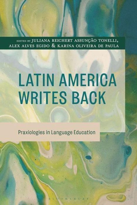 "LATIN AMERICA WRITES BACK: Praxiologies in Language Education." Herausgeber sind Juliana Tonelli, Alex Egido & Karina de Paula. Pastellfarbene Marmorierung im Hintergrund.