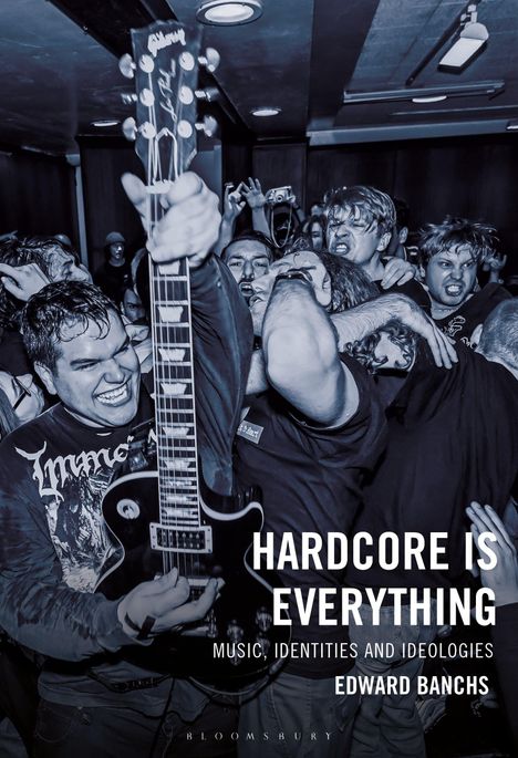 "Hardcore is Everything. Music, Identities and Ideologies. Edward Banchs." Eine Menge tobt bei einem Konzert, ein Gitarrist im Vordergrund.
