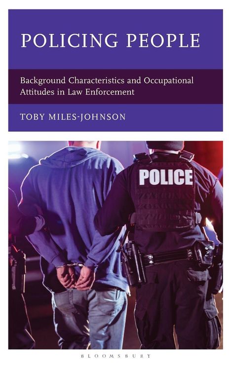 "Policing People" von Toby Miles-Johnson, ein Polizist verhaftet eine Person in Handschellen von hinten.