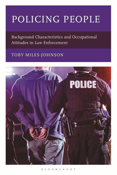 "Policing People" von Toby Miles-Johnson, Polizist führt gefesselten Mann in blauer Kapuzenjacke ab.