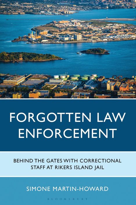 "FORGOTTEN LAW ENFORCEMENT. BEHIND THE GATES WITH CORRECTIONAL STAFF AT RIKERS ISLAND JAIL. SIMONE MARTIN-HOWARD." Luftaufnahme einer Insel.
