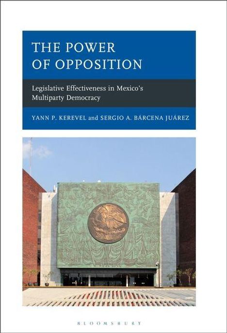 "The Power of Opposition" von Yann P. Kerevel und Sergio A. Bárcena Juárez. Gebäude mit einem großen Wandrelief.