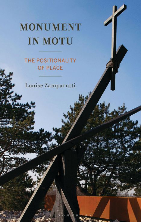 "MONUMENT IN MOTU", "THE POSITIONALITY OF PLACE", "Louise Zamparutti". Ein schräges Holzkreuz vor blauem Himmel und Bäumen.