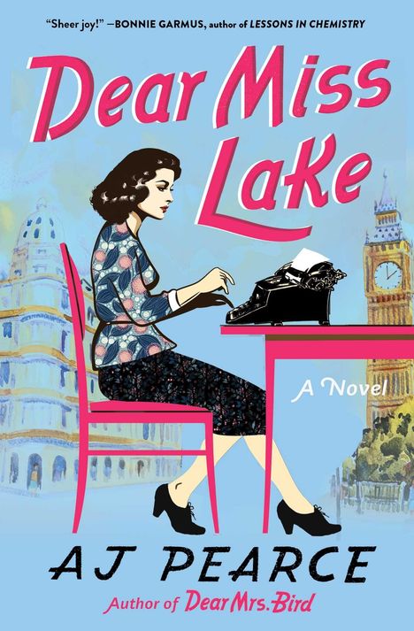 „Dear Miss Lake“, A Novel von AJ Pearce. Frau, die an Schreibmaschine sitzt, im Hintergrund Londoner Wahrzeichen.