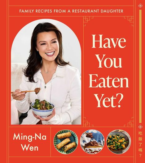 "Have You Eaten Yet?" Ming-Na Wen. Frau mit Schüssel und Stäbchen, drei Teller mit asiatischen Speisen, roter Hintergrund.