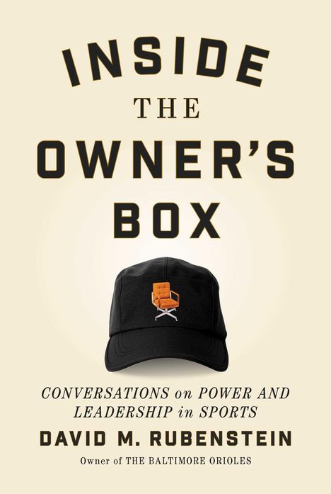 "Inside the Owner's Box" von David M. Rubenstein; zeigt eine Mütze mit einem orangenen Bürostuhl-Logo.