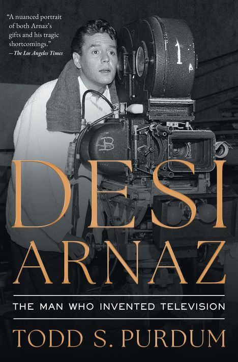 Zitat: "A nuanced portrait of both Arnaz's gifts and his tragic shortcomings." Darunter sieht man einen Mann mit einer Kamera.