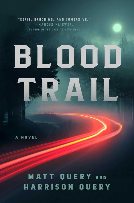 „Blood Trail“, „A Novel“, Autoren Matt Query und Harrison Query. Düstere Waldszene mit roten Lichtspuren.