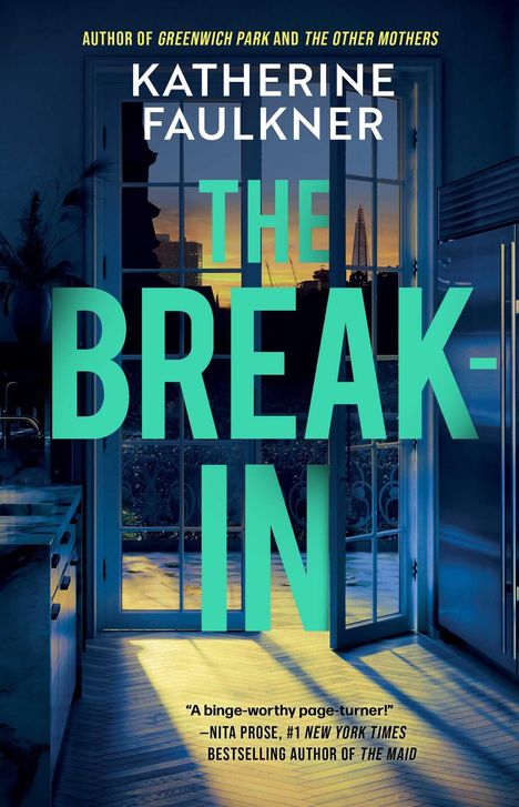 Text: "Katherine Faulkner - The Break-In." Zitat: "A binge-worthy page-turner!" von Nita Prose. Küche bei Sonnenuntergang.