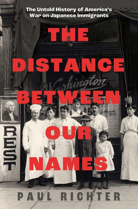 "The Untold History of America’s War on Japanese Immigrants. THE DISTANCE BETWEEN OUR NAMES. PAUL RICHTER." 
Schwarzweiß-Foto.