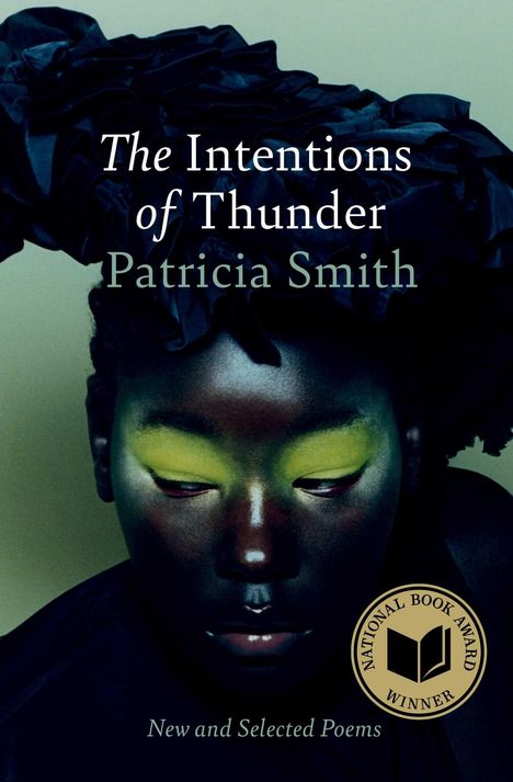Der Text lautet: "The Intentions of Thunder, Patricia Smith, New and Selected Poems." Eine Schwarzfigur mit leuchtend gelbem Lidschatten.