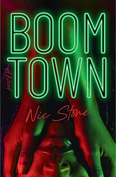 "BOOM TOWN" mit Texten "A Novel" und "Nic Stone". Beleuchtete Hände umfassen ein Gesicht in grün-roten Tönen.