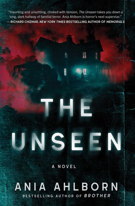 „The Unseen“ von Ania Ahlborn. Im Hintergrund ein beleuchtetes Haus in düsterer, nebliger Atmosphäre mit roten und blauen Tönen.