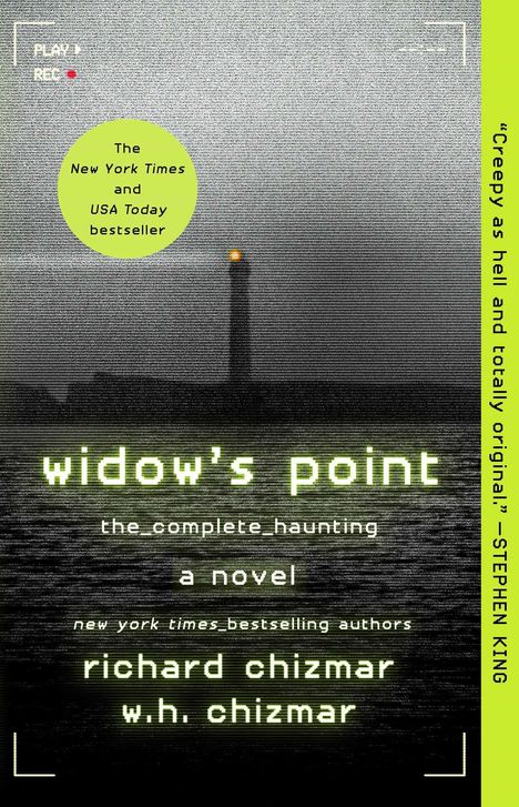 „The New York Times and USA Today bestseller“ in gelber Blase, Titel „widow's point“, Zitat „Creepy as hell“ von Stephen King. Hintergrund: Leuchtturm bei Nacht.