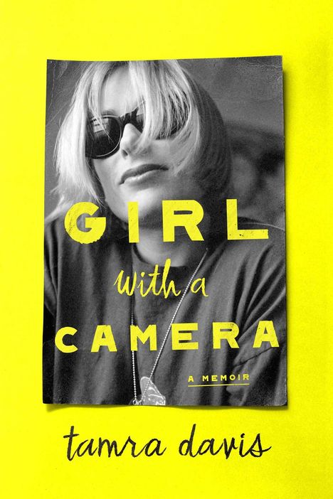 "GIRL with a CAMERA, A MEMOIR, tamra davis." Schwarz-weißes Foto einer Frau mit Sonnenbrille auf gelbem Hintergrund.