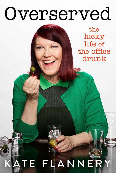 "Überschüttet: Das glückliche Leben des Bürotrinkers. KATE FLANNERY." Frau lächelt, hält Oliven, Gläser vor ihr.