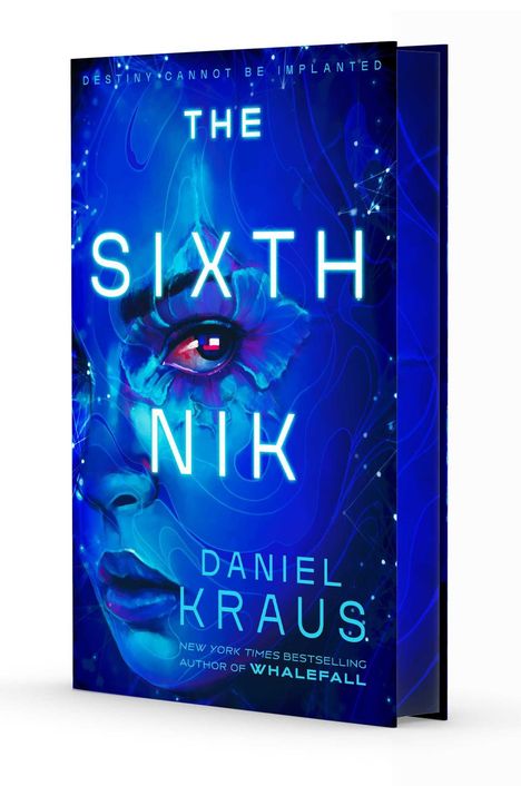 "The Sixth Nik" von Daniel Kraus, ein Gesicht in Blau mit Fokus auf glühendes Auge, leuchtende Schriften, surreal.