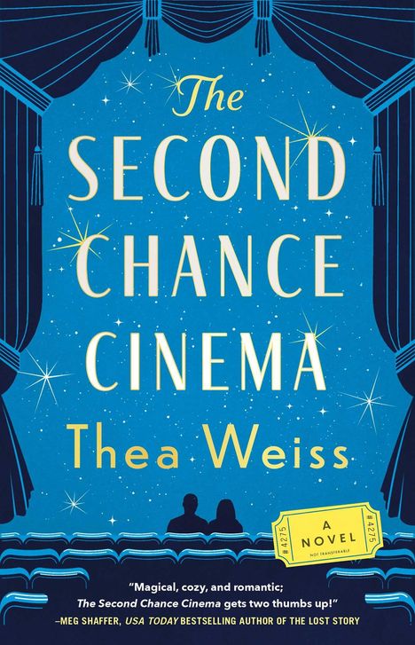 "The Second Chance Cinema" oben. "Thea Weiss" darunter. Silhouette von Kinobesuchern vor einem Vorhang und Sternenhimmel.